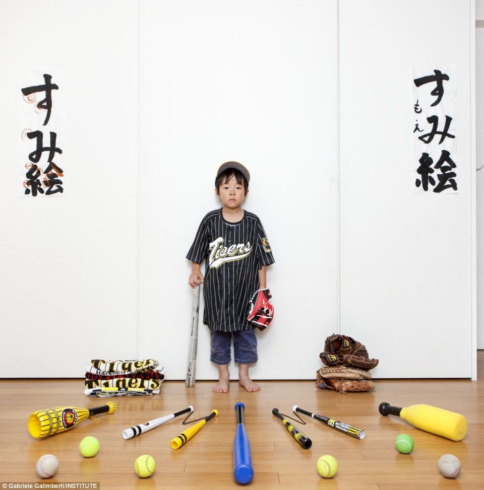 Ολος ο κόσμος, ένα παιδικό δωμάτιο -Παιδιά από 50 χώρες απεικονίζονται με τα αγαπημένα τους παιχνίδια [εικόνες] | iefimerida.gr 5