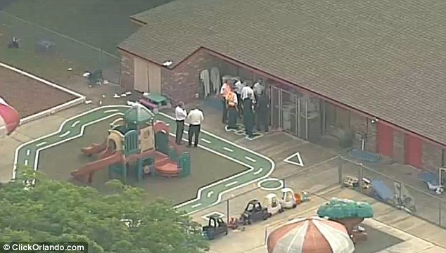 Αυτοκίνητο εισέβαλε σε παιδικό σταθμό σκοτώνοντας ένα κοριτσάκι και τραυματίζοντας δεκάδες παιδιά [εικόνες] | iefimerida.gr 0