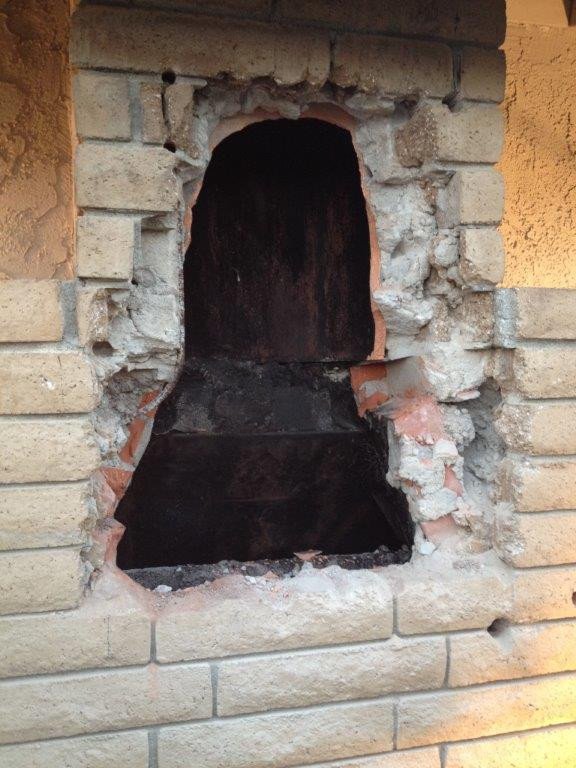 Γδύθηκε, ανέβηκε στην καμινάδα για να κάνει έκπληξη στον πρώην της και... κόλλησε [βίντεο & εικόνες] | iefimerida.gr 1