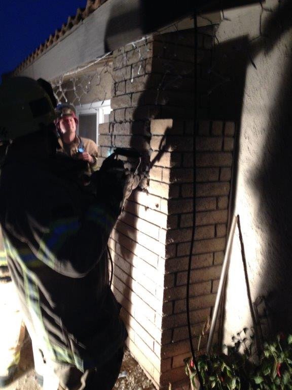 Γδύθηκε, ανέβηκε στην καμινάδα για να κάνει έκπληξη στον πρώην της και... κόλλησε [βίντεο & εικόνες] | iefimerida.gr 3