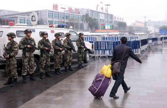 Τρόμος στην Κίνα: Μαχαίρωναν όποιον έβρισκαν μπροστά τους σε σιδηροδρομικό σταθμό [εικόνες & βίντεο] | iefimerida.gr 1