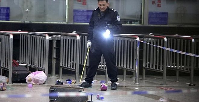 Τρόμος στην Κίνα: Μαχαίρωναν όποιον έβρισκαν μπροστά τους σε σιδηροδρομικό σταθμό [εικόνες & βίντεο] | iefimerida.gr 2