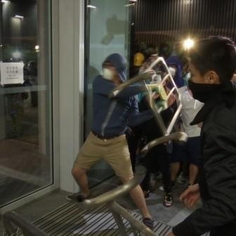 Χάος στο Χονγκ Κονγκ: Μασκοφόροι πολιόρκησαν το Κοινοβούλιο -Εσπασαν την είσοδο [βίντεο & εικόνες] | iefimerida.gr 1