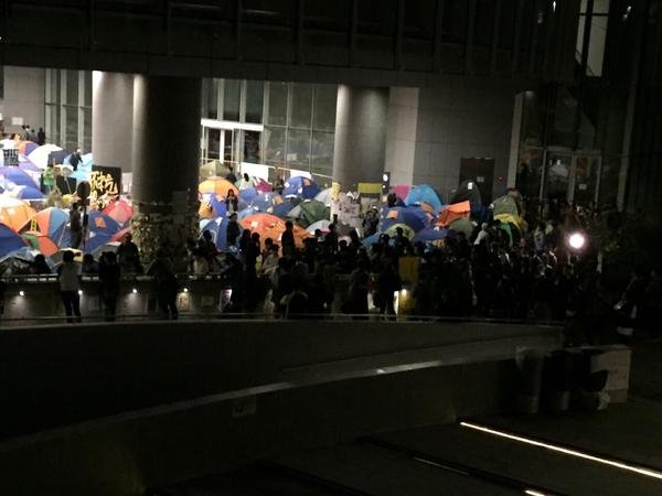 Χάος στο Χονγκ Κονγκ: Μασκοφόροι πολιόρκησαν το Κοινοβούλιο -Εσπασαν την είσοδο [βίντεο & εικόνες] | iefimerida.gr 0