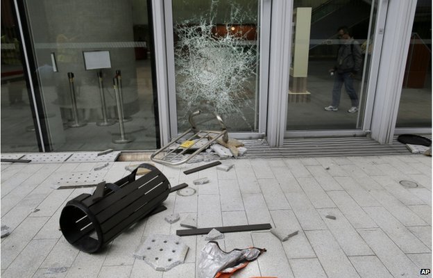 Χάος στο Χονγκ Κονγκ: Μασκοφόροι πολιόρκησαν το Κοινοβούλιο -Εσπασαν την είσοδο [βίντεο & εικόνες] | iefimerida.gr 9