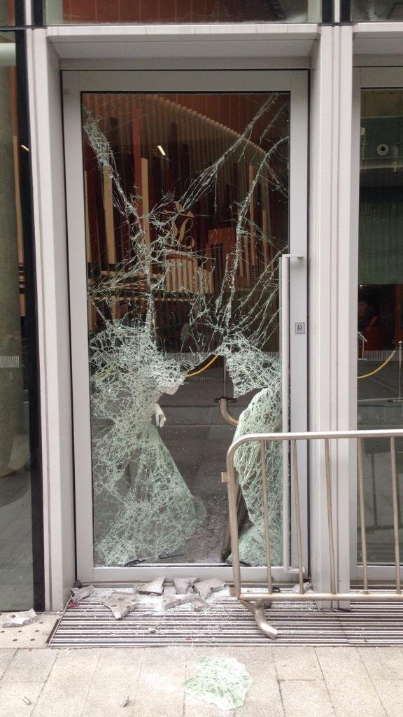 Χάος στο Χονγκ Κονγκ: Μασκοφόροι πολιόρκησαν το Κοινοβούλιο -Εσπασαν την είσοδο [βίντεο & εικόνες] | iefimerida.gr 7