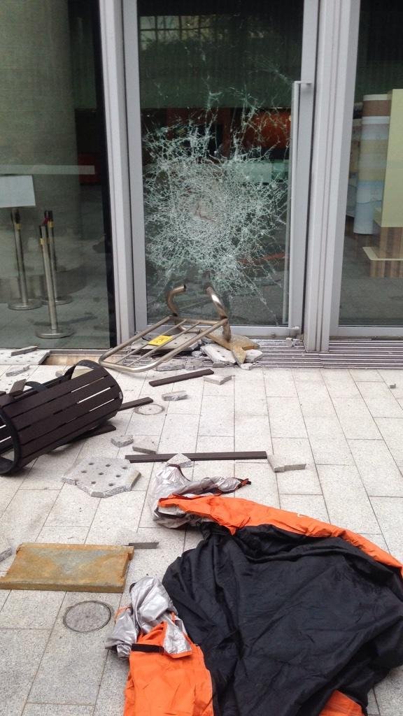 Χάος στο Χονγκ Κονγκ: Μασκοφόροι πολιόρκησαν το Κοινοβούλιο -Εσπασαν την είσοδο [βίντεο & εικόνες] | iefimerida.gr 6