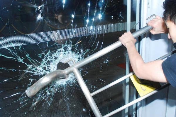 Χάος στο Χονγκ Κονγκ: Μασκοφόροι πολιόρκησαν το Κοινοβούλιο -Εσπασαν την είσοδο [βίντεο & εικόνες] | iefimerida.gr 4