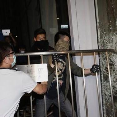 Χάος στο Χονγκ Κονγκ: Μασκοφόροι πολιόρκησαν το Κοινοβούλιο -Εσπασαν την είσοδο [βίντεο & εικόνες] | iefimerida.gr 3
