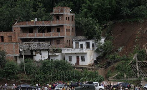 Ξεπέρασαν τους 400 οι νεκροί από τον φονικό σεισμό που σημειώθηκε στην Κίνα -Μάχη για να διασωθούν οι εγκλωβισμένοι [εικόνες&βίντεο] | iefimerida.gr 4