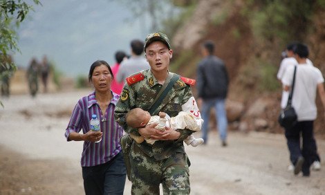 Ξεπέρασαν τους 400 οι νεκροί από τον φονικό σεισμό που σημειώθηκε στην Κίνα -Μάχη για να διασωθούν οι εγκλωβισμένοι [εικόνες&βίντεο] | iefimerida.gr 6