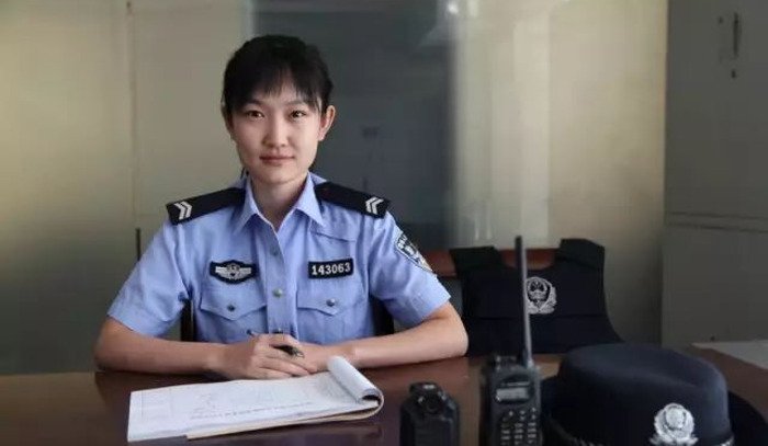 Συγκινητικό: Αστυνομικός θήλασε το πεινασμένο μωρό ύποπτης έξω από το δικαστήριο [εικόνες] | iefimerida.gr 0