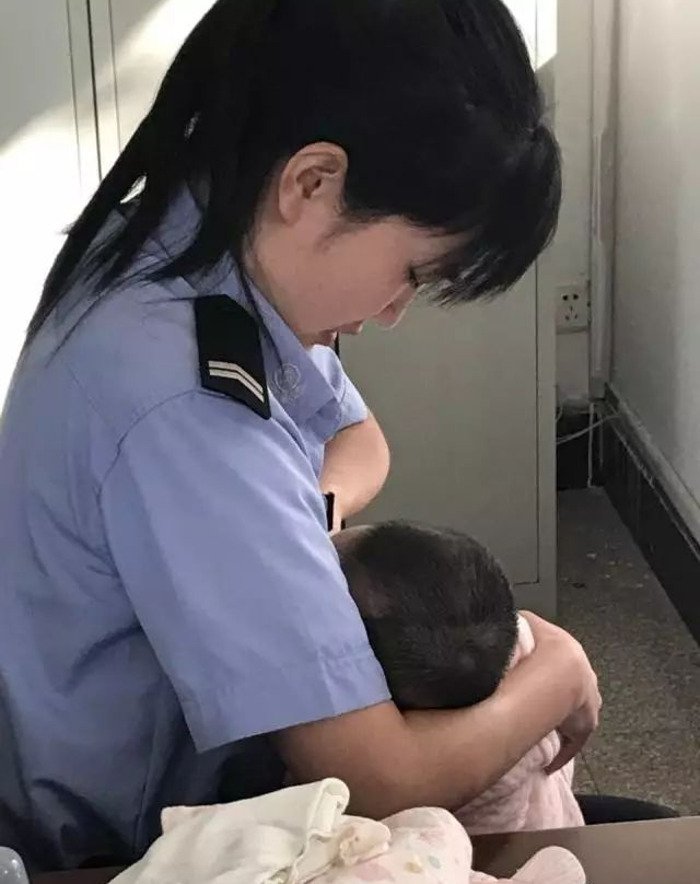 Συγκινητικό: Αστυνομικός θήλασε το πεινασμένο μωρό ύποπτης έξω από το δικαστήριο [εικόνες] | iefimerida.gr 1