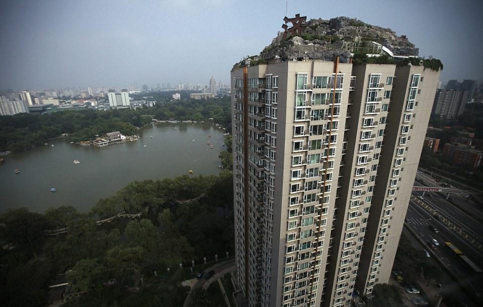 Απίστευτο: Κινέζος έφτιαξε διαμέρισμα βουνοκορφή στο ρετιρέ πολυκατοικίας στο Πεκίνο [εικόνες] | iefimerida.gr 1