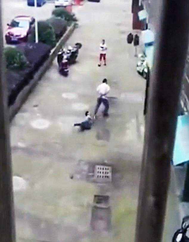 Εξοργιστικό βίντεο: Πατέρας στην Κίνα σέρνει τον γιο του δεμένο από το λαιμό, σαν σκύλο [εικόνες & βίντεο] | iefimerida.gr 0