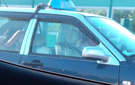 Δύο ξαναμμένοι Κινέζοι «βγάζουν τα μάτια τους» μέσα σε ταξί και προκαλούν κυκλοφοριακό κομφούζιο [εικόνες] | iefimerida.gr 2