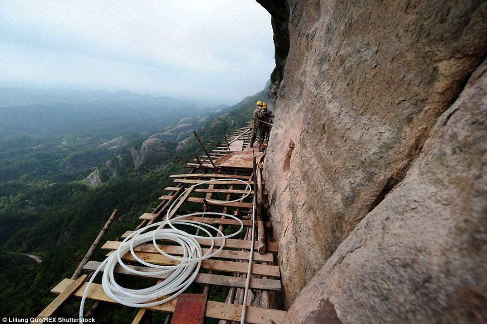Η πιο επικίνδυνη δουλειά -Κρεμασμένοι στο κενό φτιάχνουν μονοπάτι [εικόνες] | iefimerida.gr 2