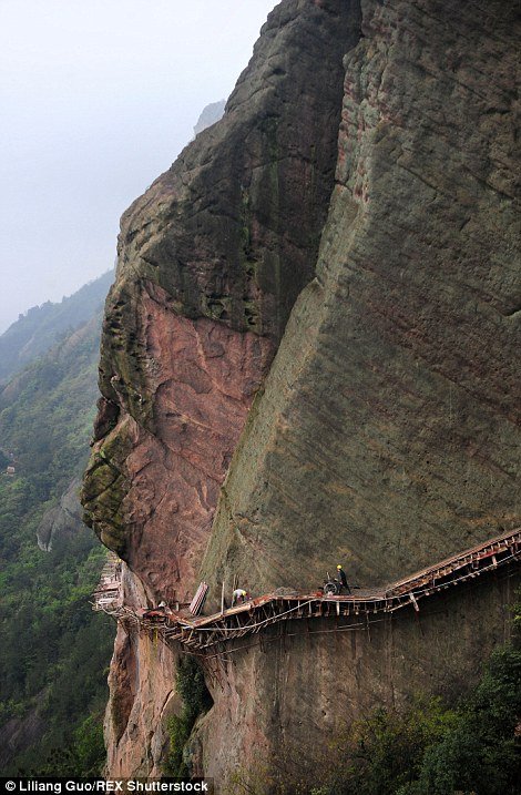Η πιο επικίνδυνη δουλειά -Κρεμασμένοι στο κενό φτιάχνουν μονοπάτι [εικόνες] | iefimerida.gr 3