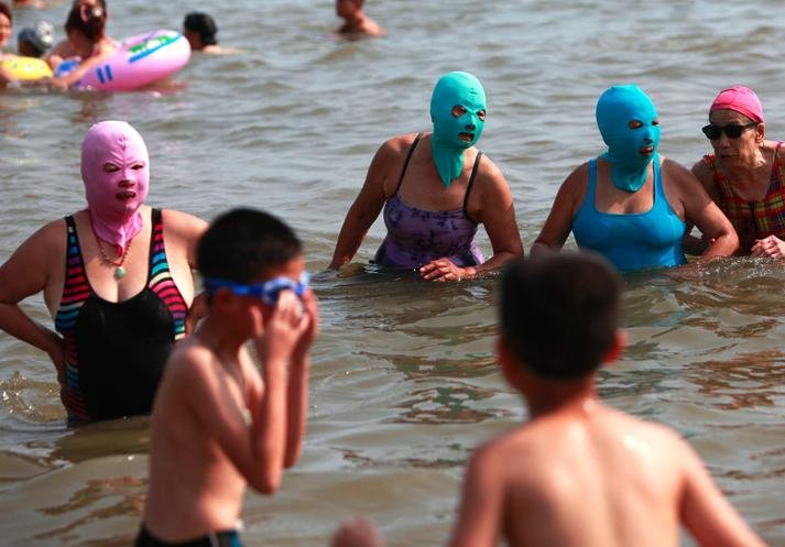 Οι παραλίες πλημμύρισαν από μασκοφόρες Κινέζες [εικόνες] | iefimerida.gr 1