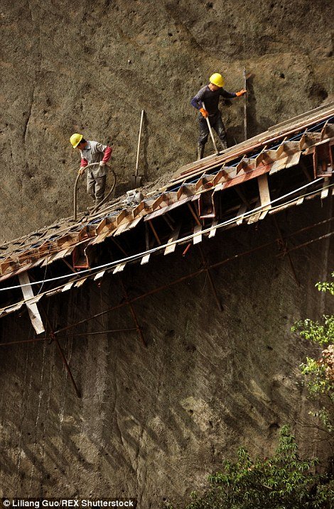 Η πιο επικίνδυνη δουλειά -Κρεμασμένοι στο κενό φτιάχνουν μονοπάτι [εικόνες] | iefimerida.gr 4