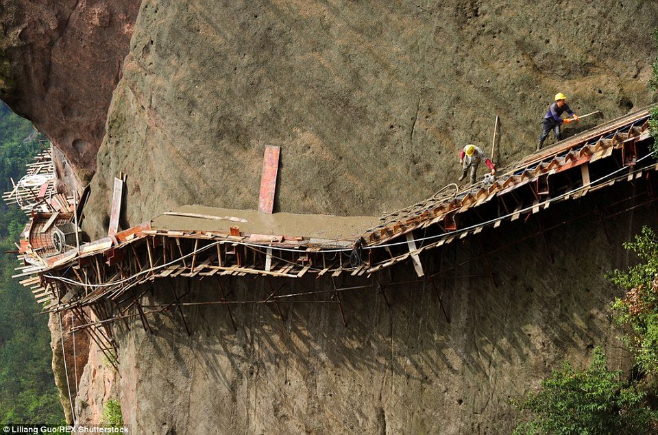 Η πιο επικίνδυνη δουλειά -Κρεμασμένοι στο κενό φτιάχνουν μονοπάτι [εικόνες] | iefimerida.gr 7