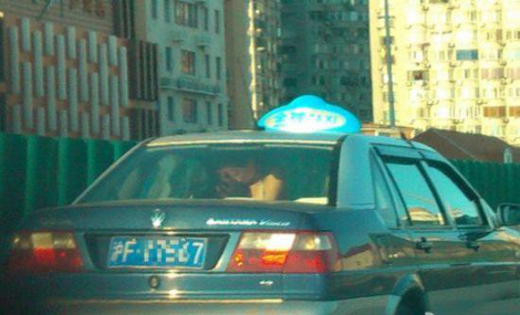 Δύο ξαναμμένοι Κινέζοι «βγάζουν τα μάτια τους» μέσα σε ταξί και προκαλούν κυκλοφοριακό κομφούζιο [εικόνες] | iefimerida.gr 0