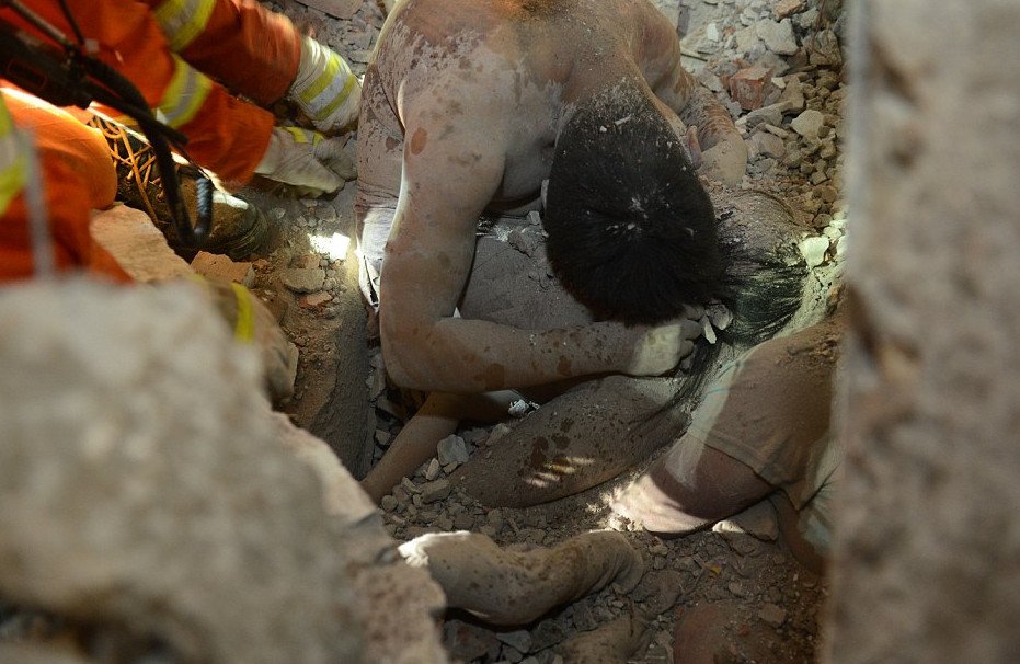 Κίνα: Κοριτσάκι 3 ετών ανασύρθηκε ζωντανό μετά την κατάρρευση πολυκατοικιών [εικόνα] | iefimerida.gr 0