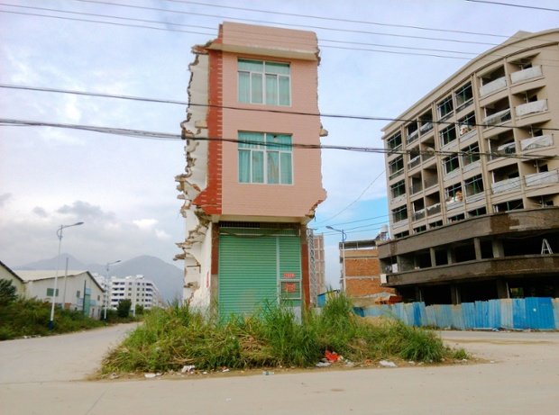 Τα σπίτια... αντάρτες της Κίνας -Στη μέση του δρόμου επειδή οι ιδιοκτήτες αρνούνται να τα κατεδαφίσουν [εικόνες] | iefimerida.gr 0