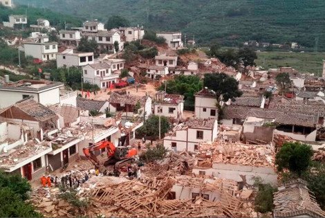 Σκηνές αποκάλυψης στην Κίνα μετά τον σεισμό: Πάνω από 380 οι νεκροί -Τουλάχιστον 1800 οι τραυματίες [βίντεο&εικόνες] | iefimerida.gr 0