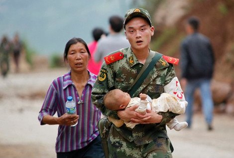 Σκηνές αποκάλυψης στην Κίνα μετά τον σεισμό: Πάνω από 380 οι νεκροί -Τουλάχιστον 1800 οι τραυματίες [βίντεο&εικόνες] | iefimerida.gr 2