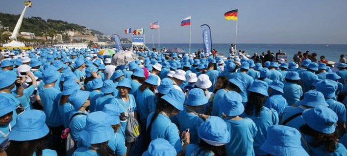 Κινέζος δισεκατομμυριούχος πήγε 6.000 υπαλλήλους του διακοπές στη Γαλλία [εικόνες] | iefimerida.gr 0