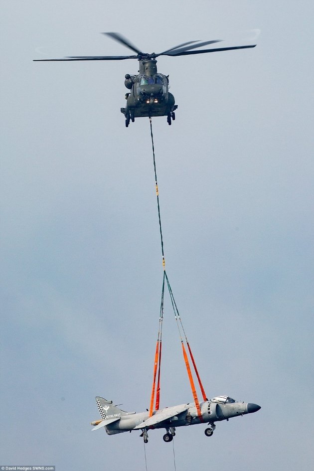 Ο γίγαντας των αιθέρων -Πώς ένα ελικόπτερο Chinook μεταφέρει ένα μαχητικό Sea Harrier [εικόνες & βίντεο] | iefimerida.gr 0