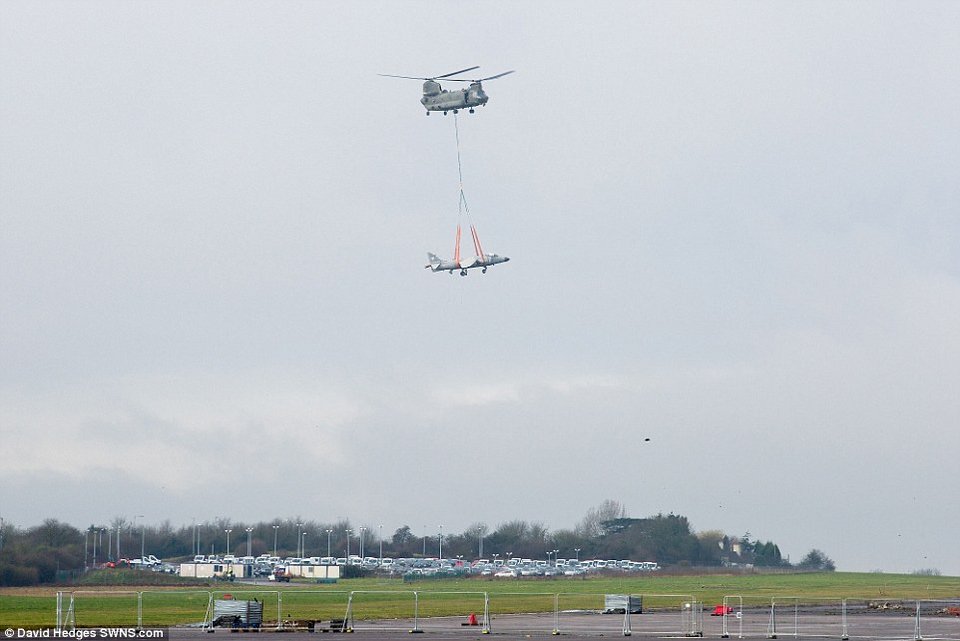 Ο γίγαντας των αιθέρων -Πώς ένα ελικόπτερο Chinook μεταφέρει ένα μαχητικό Sea Harrier [εικόνες & βίντεο] | iefimerida.gr 1