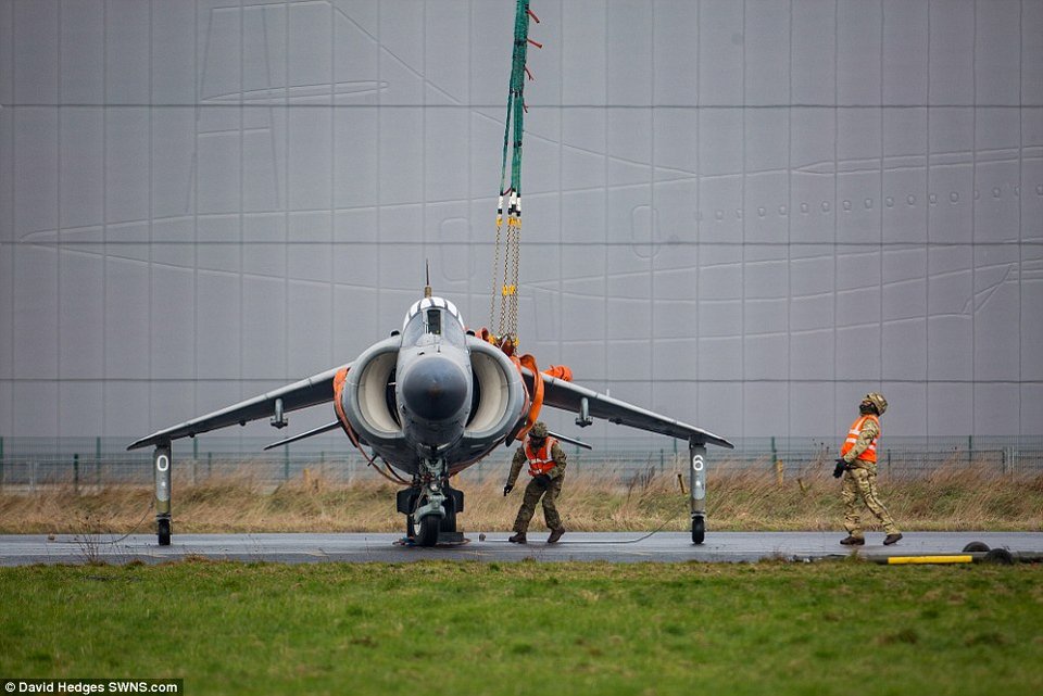 Ο γίγαντας των αιθέρων -Πώς ένα ελικόπτερο Chinook μεταφέρει ένα μαχητικό Sea Harrier [εικόνες & βίντεο] | iefimerida.gr 2