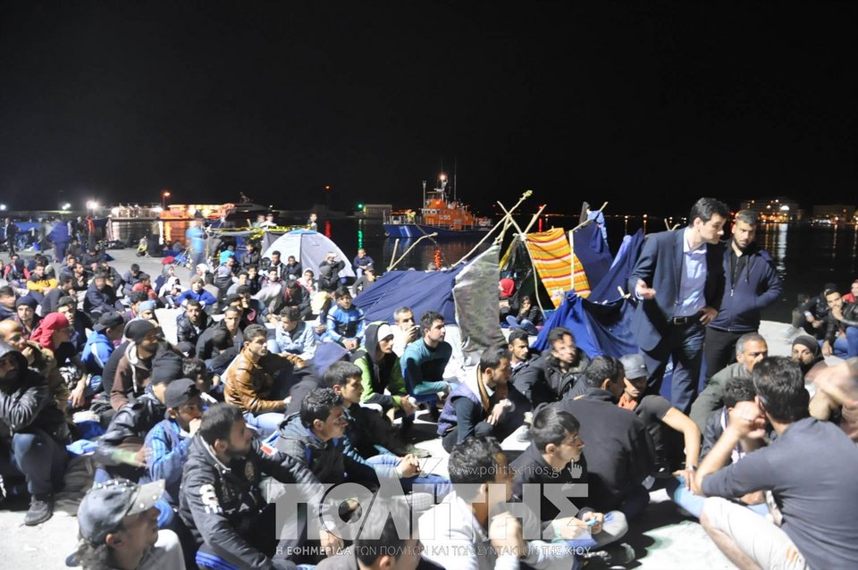 Επεισόδια και στη Χίο για τους πρόσφυγες -Εκκενώθηκε τελικά το λιμάνι, στο νοσοκομείο μια μετανάστρια με υστερία [εικόνες & βίντεο] | iefimerida.gr 2