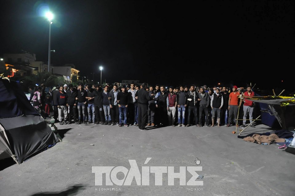 Επεισόδια και στη Χίο για τους πρόσφυγες -Εκκενώθηκε τελικά το λιμάνι, στο νοσοκομείο μια μετανάστρια με υστερία [εικόνες & βίντεο] | iefimerida.gr 6