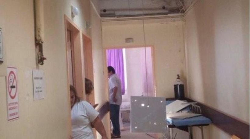 Tραγική η κατάσταση στο νοσοκομείο στη Χίο: Επεσε ολόκληρο τμήμα από την ψευδοροφή [εικόνες] | iefimerida.gr 0