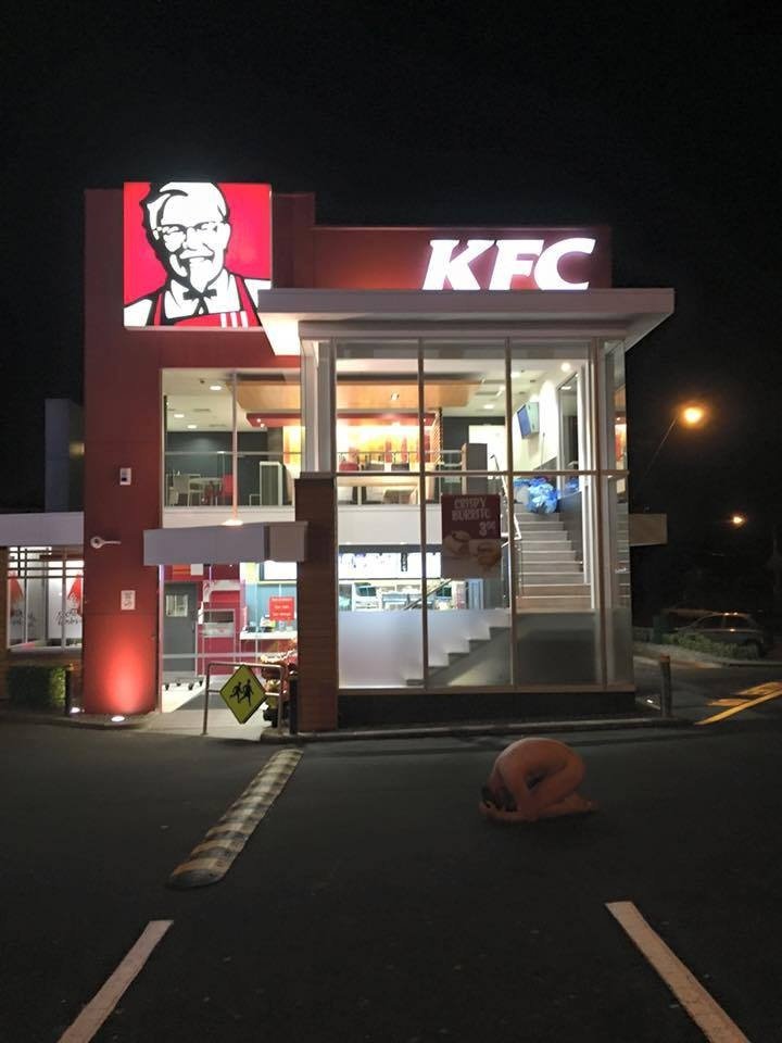 Νέα τρέλα στο Instagram: Γδύνονται και ποζάρουν δημοσίως ως «κοτόπουλα» [εικόνες] | iefimerida.gr 5