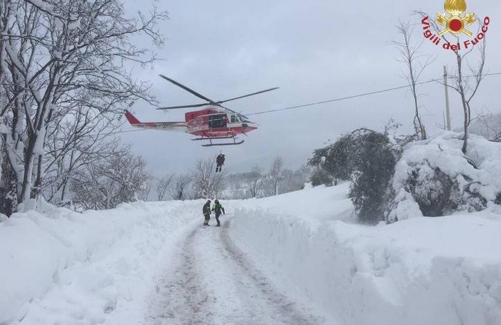 Απίστευτο! Η χιονοστιβάδα μετατόπισε κατά 10 μέτρα το ξενοδοχείο στην Πεσκάρα! [εικόνες & βίντεο]   | iefimerida.gr 1