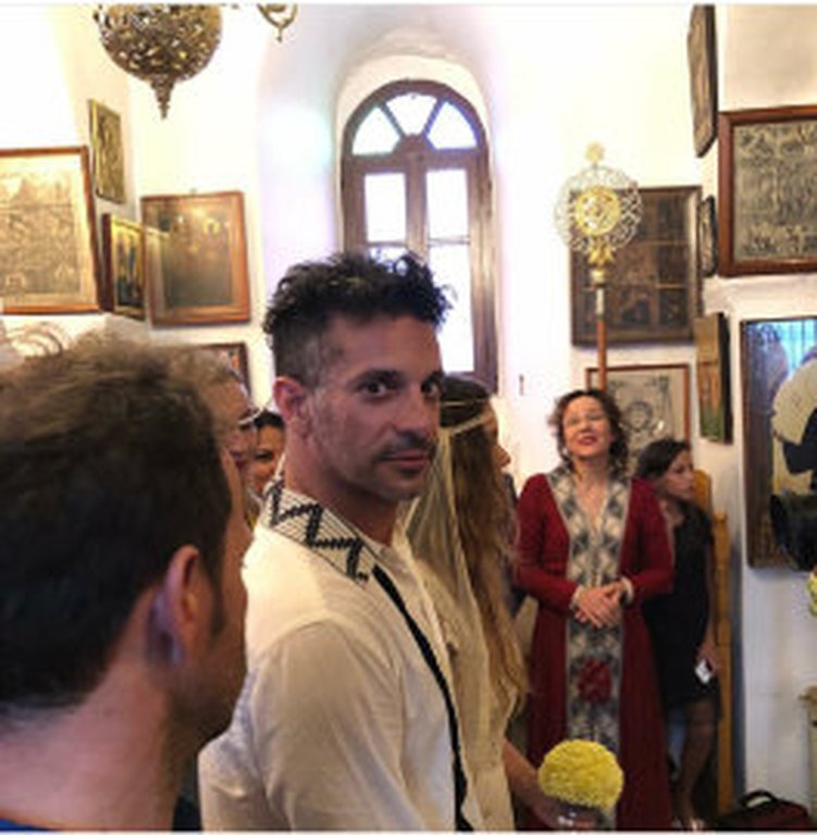 O γάμος του Γιώργου Χρανιώτη στην Τήνο -Με σανδάλια ο γαμπρός, ο Ντάνος έφερε τη νύφη [εικόνες] | iefimerida.gr 3