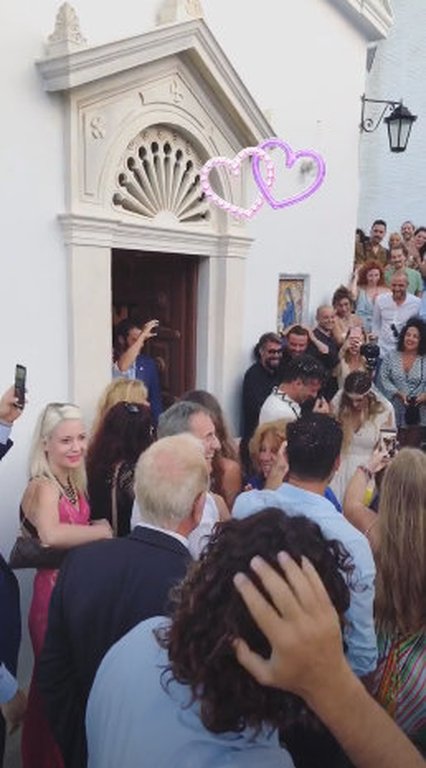 O γάμος του Γιώργου Χρανιώτη στην Τήνο -Με σανδάλια ο γαμπρός, ο Ντάνος έφερε τη νύφη [εικόνες] | iefimerida.gr 1