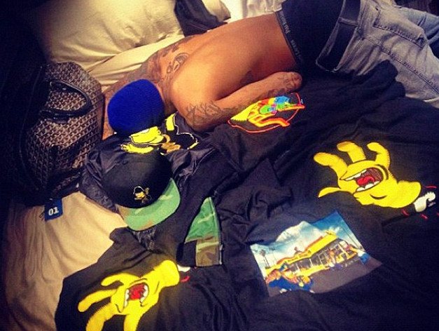 Η Ριάνα μας βάζει στο σπίτι της και μας δείχνει τον φίλο της ξαπλωμένο στο κρεβάτι της [εικόνες] | iefimerida.gr 0