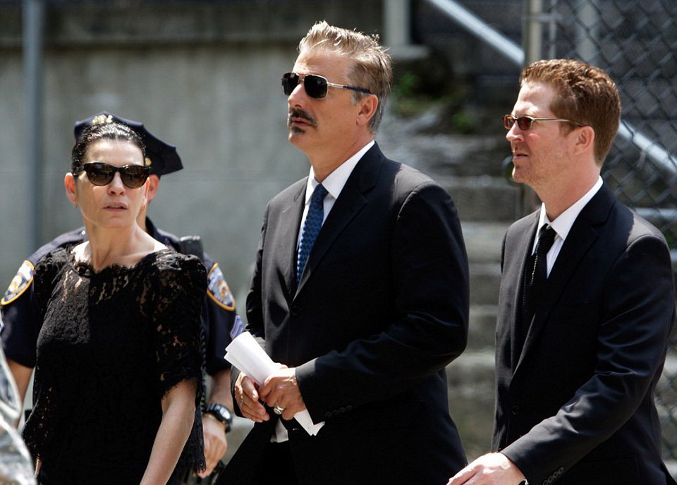 Ποτάμια δάκρυα από τους επώνυμους φίλους του στην κηδεία του Τόνι Σοπράνο [εικόνες]  | iefimerida.gr 6