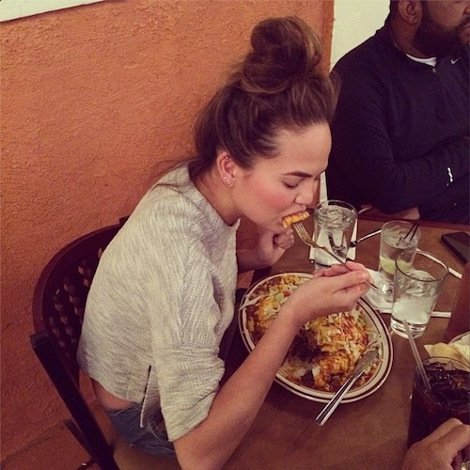 H Ζιζέλ και άλλα 7 μοντέλα «γουρουνιάζουν» -Μπέργκερ, πίτσα, τηγανητές πατάτες πριν την πασαρέλα [εικόνες] | iefimerida.gr 2