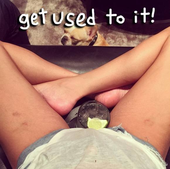 Πανέμορφο μοντέλο ποζάρει σε πισίνα με κοτόπουλο στους γοφούς [εικόνες+βίντεο] | iefimerida.gr 12