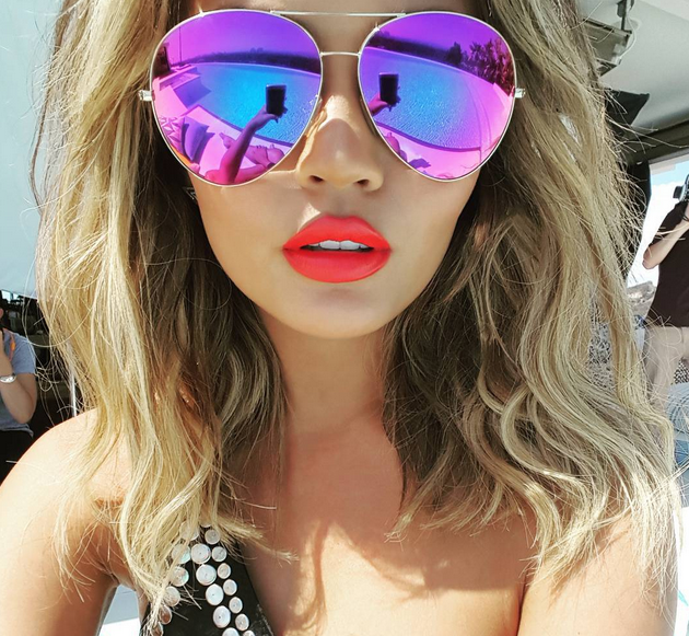 Πανέμορφο μοντέλο ποζάρει σε πισίνα με κοτόπουλο στους γοφούς [εικόνες+βίντεο] | iefimerida.gr 14