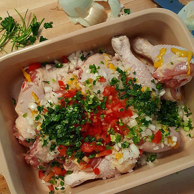 Πανέμορφο μοντέλο ποζάρει σε πισίνα με κοτόπουλο στους γοφούς [εικόνες+βίντεο] | iefimerida.gr 4