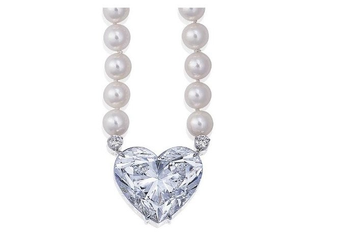 15 εκατ. δολ. για το μεγαλύτερο διαμάντι-καρδιά: Λευκό, δεμένο με μαργαριτάρια [εικόνες]  | iefimerida.gr 1
