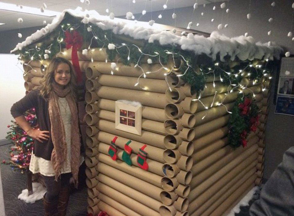 Υπάλληλος μεταμορφώνει το προσωπικό της γραφείο σε χριστουγεννιάτικη καλύβα [εικόνες] | iefimerida.gr 0