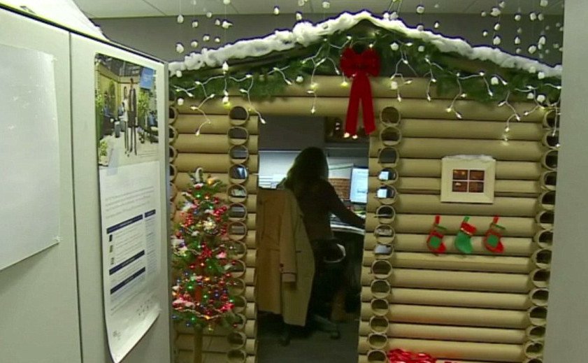 Υπάλληλος μεταμορφώνει το προσωπικό της γραφείο σε χριστουγεννιάτικη καλύβα [εικόνες] | iefimerida.gr 1